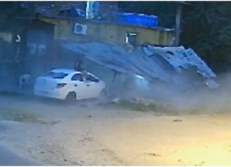 En Virrey del Pino: huían con un auto robado, chocaron contra una casa y ocasionaron un derrumbe