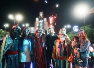 Otermín participó del desfile de los Reyes Magos junto a miles de familias de Lomas