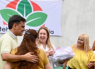 Continúa la entrega de guardapolvos escolares en Esteban Echeverría