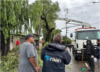 El Municipio de Almirante Brown trabaja en la calle mitigando los efectos de la tormenta