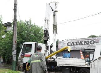 Los equipos municipales realizan un importante operativo de limpieza en los barrios del distrito tras la tormenta que atraviesa la región