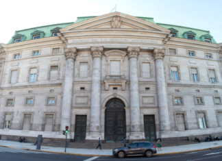 Antes de viajar a Estados Unidos, Milei firmó el decreto que transforma al Banco Nación en una sociedad anónima