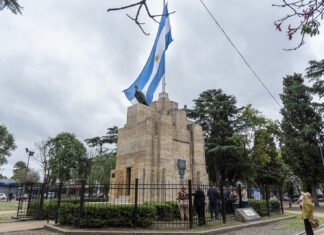 Conmemoraron el 213° aniversario del izamiento de la Bandera en el histórico monumento de la Plaza Belgrano en Burzaco