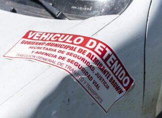 Detenciones y secuestro de maquinaria en operativos de la policía y el Municipio de Brown contra los loteos ilegales