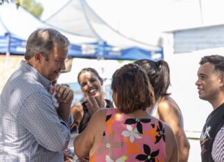 Cascallares recorrió una renovada plaza de Longchamps y dialogó con los vecinos