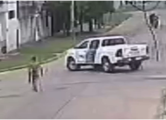 Banfield: asaltó violentamente a una mujer y huyó delante de un patrullero