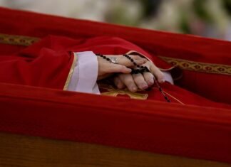 El Vaticano difunde las primeras imágenes del féretro del Papa Francisco