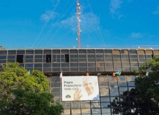 Fernando Gray encabezó el acto municipal en homenaje al Papa Francisco