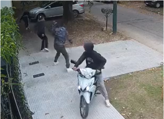 Motochorros sin piedad: dos jóvenes asaltadas en Banfield