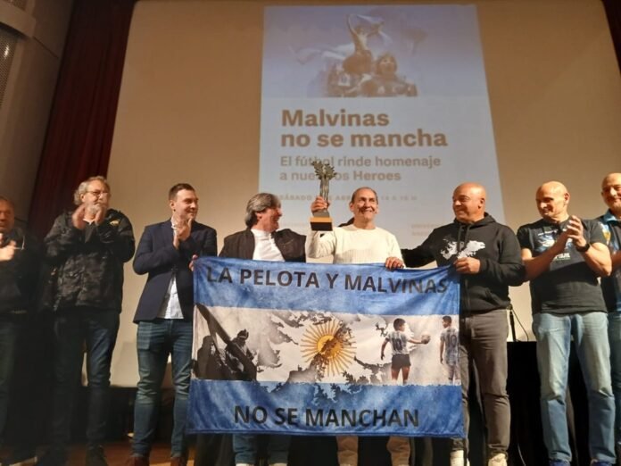 La UNLa homenajeó a los héroes de Malvinas junto a clubes de zona sur y Fernando Romero, autor de “Muchachos”1