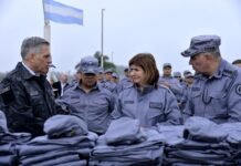 En Ezeiza: Bullrich entregó nuevos uniformes al Servicio Penitenciario Federal