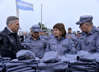 En Ezeiza: Bullrich entregó nuevos uniformes al Servicio Penitenciario Federal