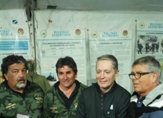 Fernando Gray formó parte de la vigilia por un nuevo aniversario de la Guerra de Malvinas
