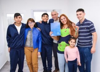 Ferraresi y Batakis entregaron viviendas en Isla Maciel