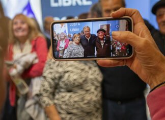 Cascallares acompañó a centros de jubilados que disfrutaron de una obra de teatro sobre la vida de Eva Perón