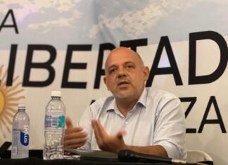 Carlos Curestis categórico: “Vengan con los pantalones largos para trabajar y dialogar con el vecino”