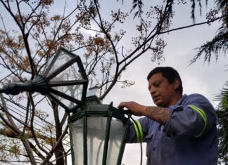 Instalan luminarias LED en la plaza Las Moreras de Luis Guillón