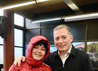 Echeverría: Fernando Gray entregó 153 pares de lentes recetados a vecinas y vecinos del distrito