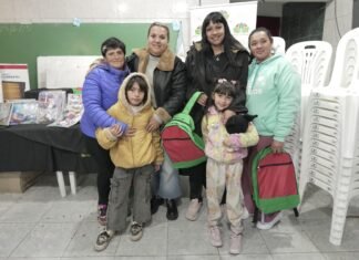 Estudiantes del Plan Fines de Luis Guillón recibieron nuevos kits escolares