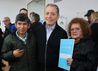 Fernando Gray entregó 87 escrituras de viviendas a familias de Esteban Echeverría