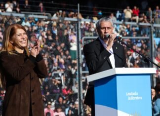 Ferraresi tomó la promesa a la Bandera a más de cuatro mil alumnos de Avellaneda