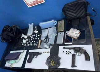 Allanamiento en Avellaneda: cuatro personas aprehendidas por posesión de armas, drogas y vehículo con pedido de secuestro
