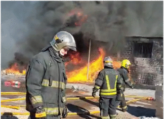 Grave incendio en fábrica de cables de Monte Grande: evacúan la zona y trabajan peritos para determinar el origen