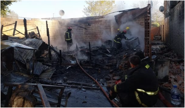 Rafael Calzada: un incendio destruyó una vivienda y dos familias piden