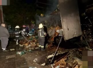 Explotó y se incendió un camión en la puerta de un depósito en Lanús