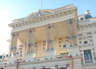 Protesta de residentes en La Plata: exigen salarios dignos y mejores condiciones laborales