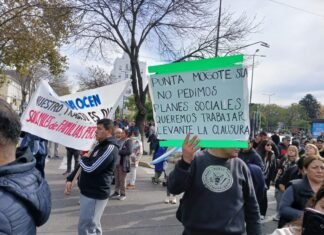 Feriantes de La Salada volvieron a protestar y cortaron la avenida Hipólito Yrigoyen en Lomas de Zamora