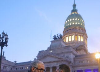 Fernando Gray participó de la marcha frente al Congreso Nacional