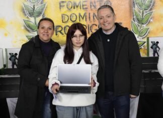 Luis Guillón: Fernando Gray entregó notebooks a estudiantes de la Escuela Secundaria N°35