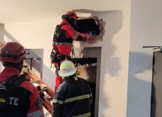Rescate de Bomberos de Lanús Oeste: cuatro personas atrapadas en ascensor fueron liberadas en un operativo técnico