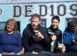 Federico Otermín y Mayra Mendoza encabezaron una jornada de forestación en el “Potrero de D10S”