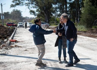 Cascallares recorrió la obra de pavimentación de una calle troncal que conecta a Glew, Ministro Rivadavia y Longchamps