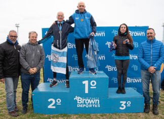 Cascallares junto a los deportistas que participaron del Campeonato Metropolitano de Cross Country en Brown