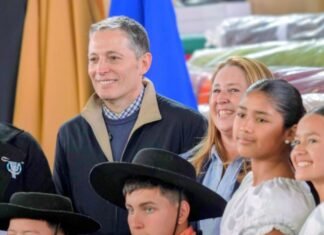 Fernando Gray y Magui Gray entregaron indumentaria y calzado a 68 ballets del distrito