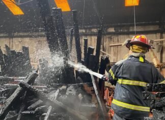 Incendio en maderera de Lanús: fuego generalizado y operativo conjunto sin heridos