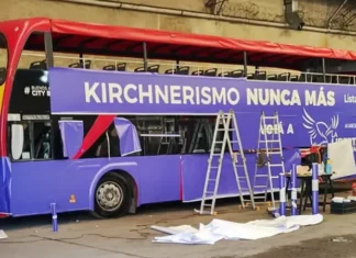 De la City al Conurbano: el bus turístico que mutó en “Javomóvil” libertario