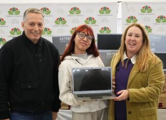 Fernando Gray y Magui Gray entregaron 424 notebooks a estudiantes de escuelas secundarias de Monte Grande