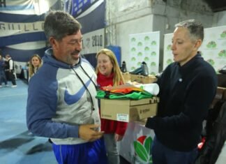 Fernando Gray y Magui Gray entregaron elementos deportivos en el Club Mayo de Luis Guillón