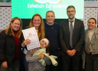 Fernando Gray y Magui Gray entregaron 1.122 escrituras de sus hogares a familias echeverrianas