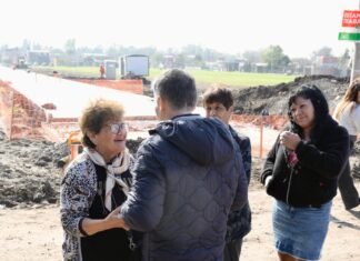 Fernando Gray recorrió la obra de pavimentación en la calle Marxer