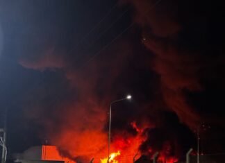 Incendio de gran magnitud en depósito de plásticos en Monte Grande