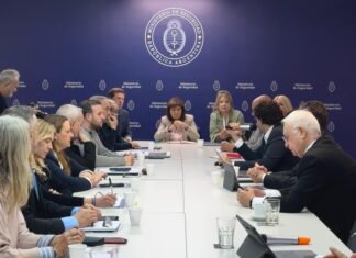 Bullrich responsabilizó a la Policía Bonaerense por los incidentes en Independiente y se reúne con autoridades chilenas