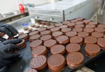 La fábrica de alfajores Barcelona inauguró su planta en Berazategui