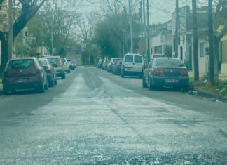Lanús Oeste: vecinos denuncian que un taller ocupa veredas y calles para vender autos