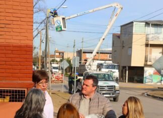 9 de Abril: Magui Gray recorrió la instalación de luminarias led en el barrio Primero de Mayo