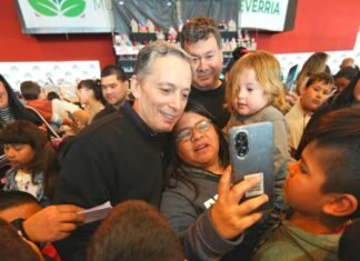 Fernando Gray entregó 1.122 pares de anteojos a estudiantes de 12 escuelas primarias del Municipio